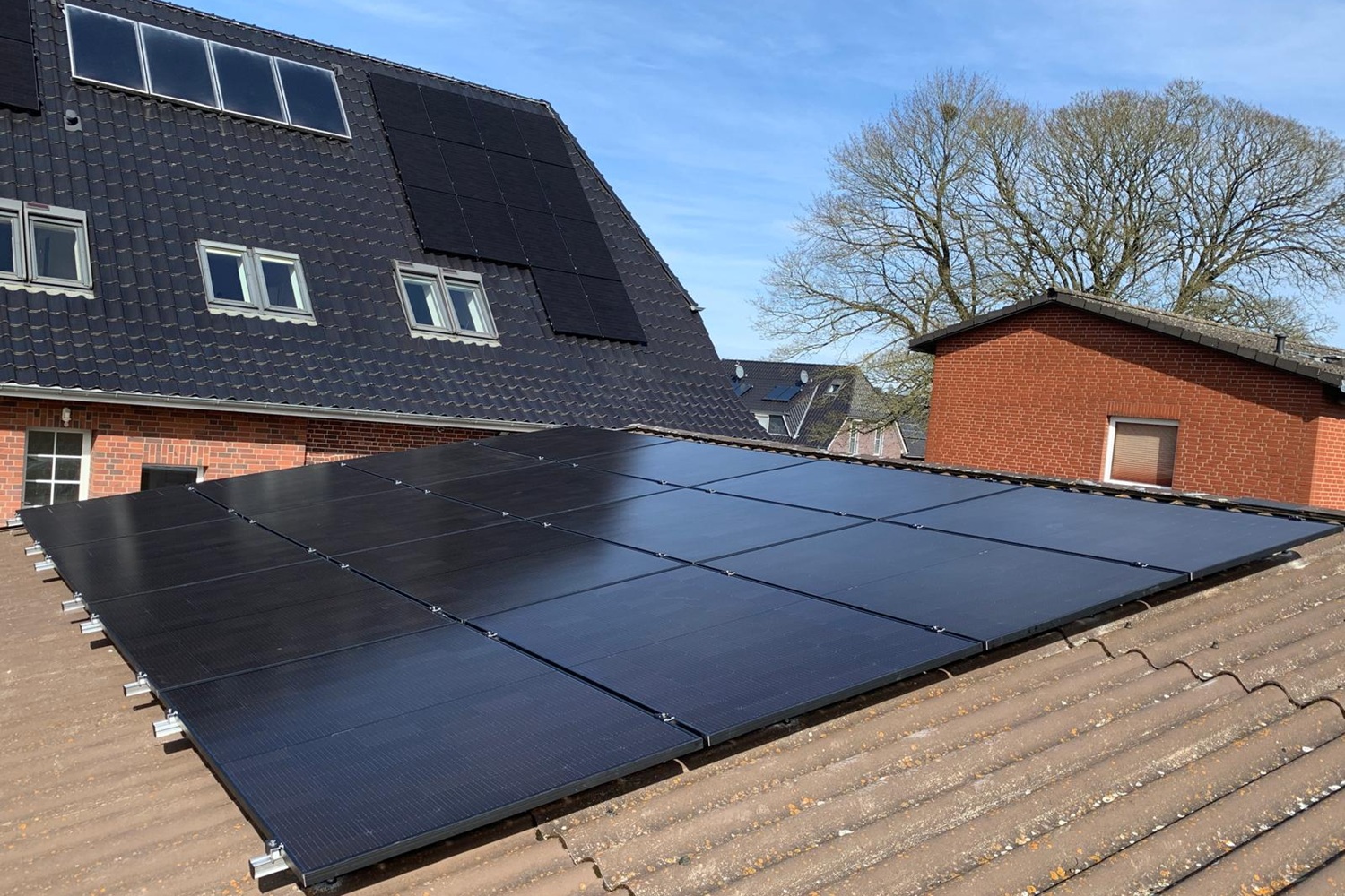 Rosengarten mit bifacialen Glas-Glas-Modulen (18 kWp / 22 kWh)